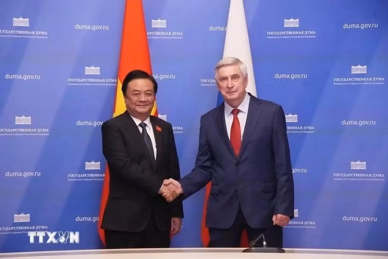 NA Vice Chairman Le Minh Hoan and First Vice Chairman of the State Duma of Russia Ivan Melnikov (Photo: VNA) 