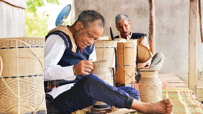 The craftsmen of Kgiang Village are contributing to the preservation of the cultural beauty of the Ba Na people.