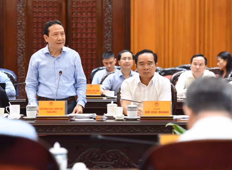 Deputy Head of the Central Commission for Policies and Strategies Nguyen Hong Son speaks at the meeting.