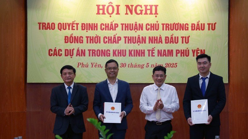 Phu Yen leaders present the investment decisions to the two industrial infrastructure projects.