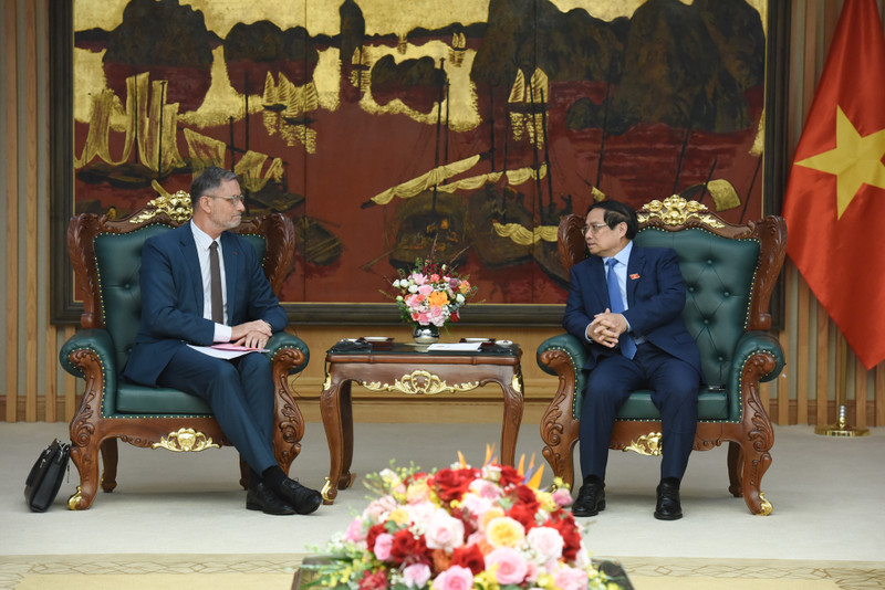 Prime Minister Pham Minh Chinh receives French Ambassador to Viet Nam Olivier Brochet on May 13. (Photo: Tran Hai)