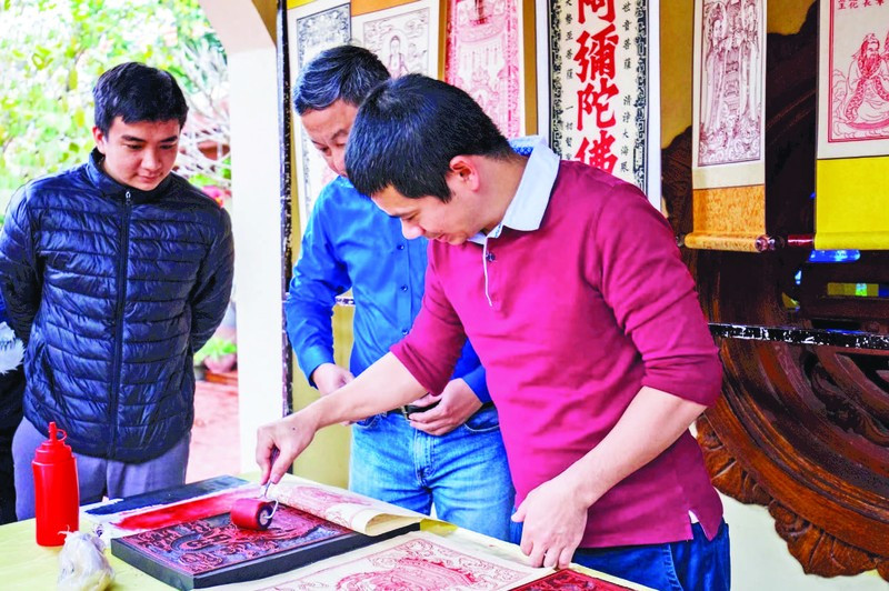 The Office members are introducing Buddhist woodblock prints to the public.