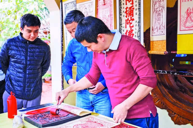 The Office members are introducing Buddhist woodblock prints to the public.