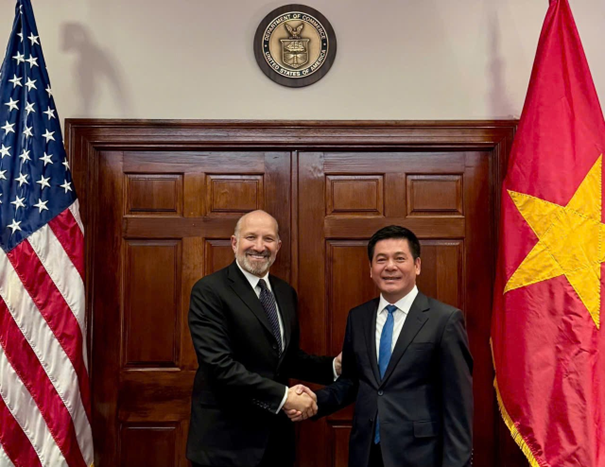 Vietnamese Minister of Industry and Trade Nguyen Hong Dien and US Secretary of Commerce Howard Lutnick.