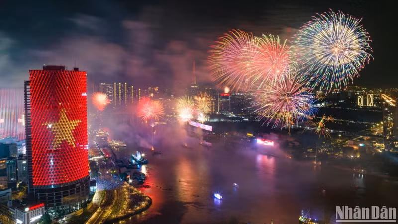 Fireworks light up the skies of Ho Chi Minh City to mark the 50th anniversary of national reunification. (Photo: The Dai)