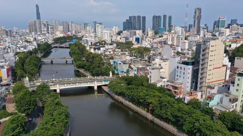 The landscape along both banks of the Nhieu Loc-Thi Nghe Canal has been transformed to be cleaner and greener. (Photo: The Dai)