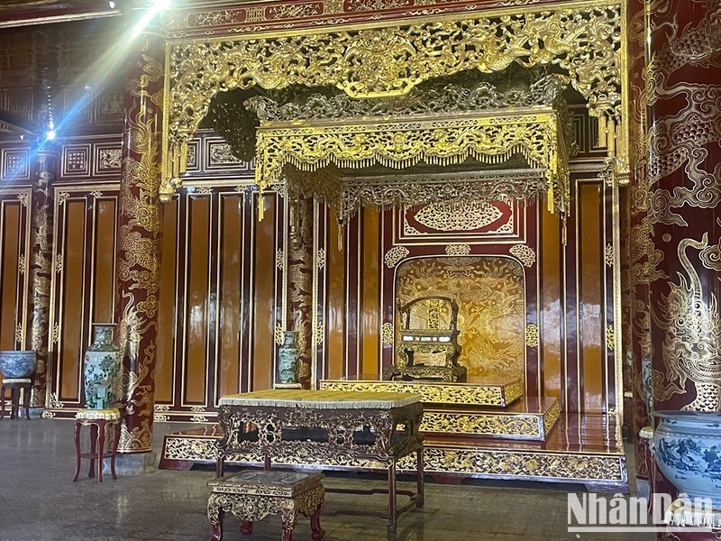 The golden throne of the Nguyen Dynasty in Thai Hoa Palace.