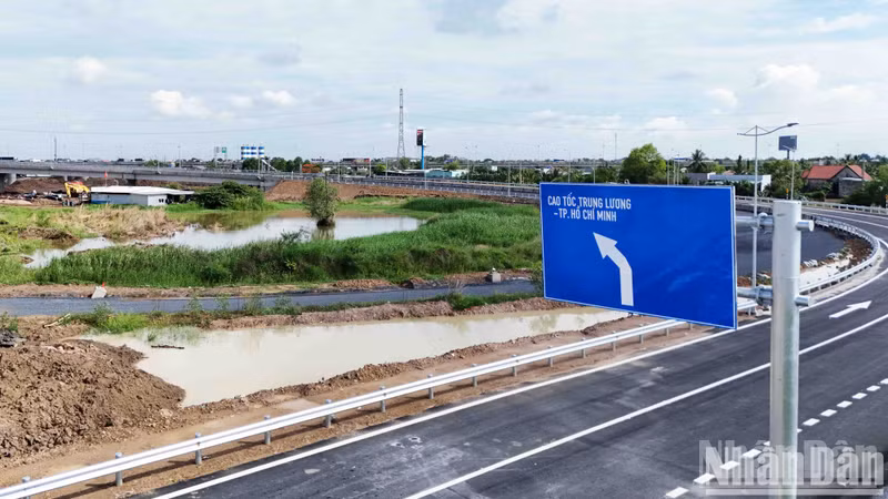 Many road sections at the interchange have been surfaced with tarmac and fitted with signage systems.