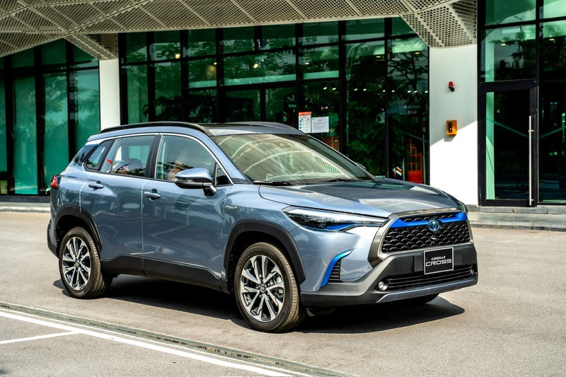 Toyota maintains its market leadership with 5,566 units sold in April.