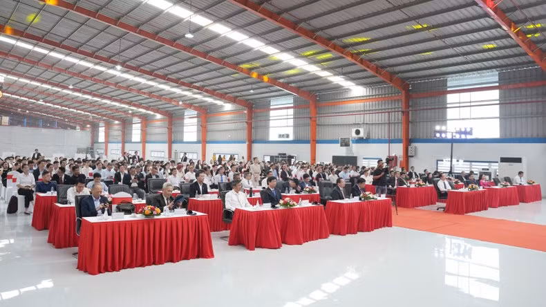 An overview of the ground-breaking ceremony.