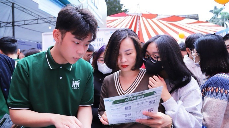 High-school students learn about higher education programmes at an event held at the Ha Noi School of Business and Management.
