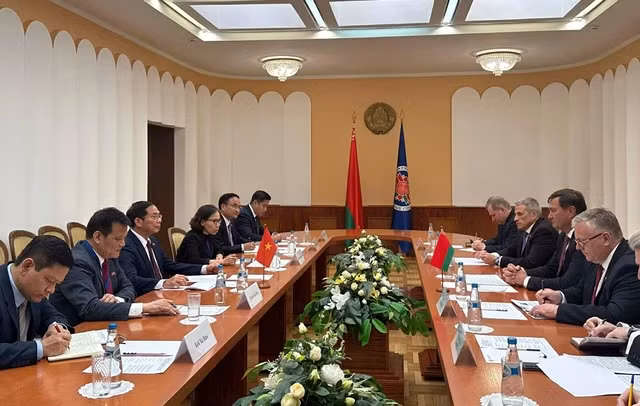 At the meeting in Minsk between Vietnamese Deputy Prime Minister and Minister of Foreign Affairs Bui Thanh Son and Belarusian Minister of Foreign Affairs Maxim Ryzhenkov (Photo: Vietnamese Ministry of Foreign Affairs)