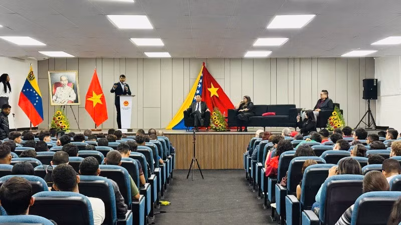 The meeting to mark the 50th anniversary of the Liberation of Southern Viet Nam and National Reunification. (Photo: Vietnamese Embassy in Venezuela)