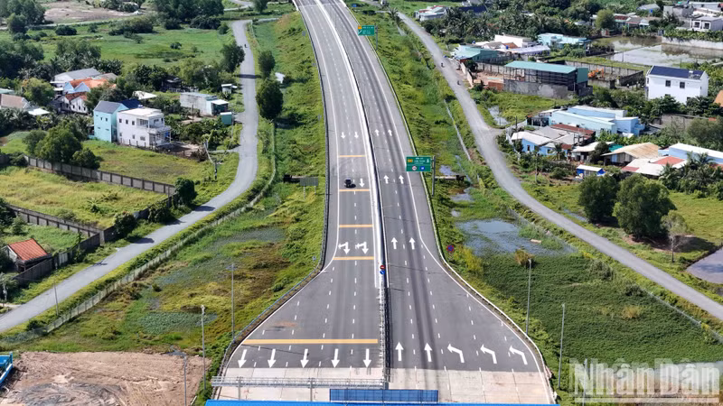 The starting point of the Ben Luc-Long Thanh Expressway is ready for traffic.