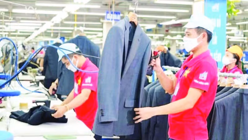 Manufacturing clothes at Garco 10 Company. (Photo: Khac Kien)