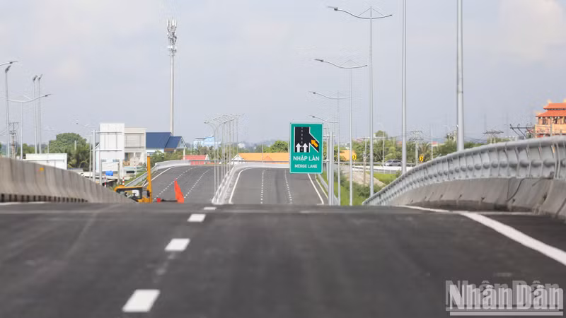 A ramp leading to the Ho Chi Minh City-Trung Luong Expressway is entering the completion phase.
