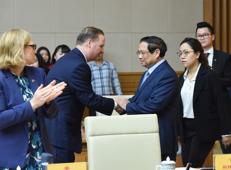 PM Pham Minh Chinh shakes hands with a US businessman. (Photo: Tran Hai)