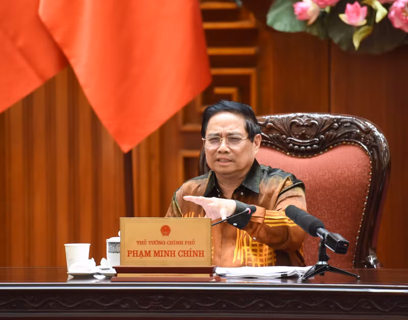 PM Pham Minh Chinh speaks at the meeting.