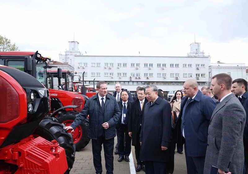 General Secretary To Lam and Belarusian Prime Minister Aleksandr Turchin visit the Minsk Tractor Works. (Photo: VNA) 