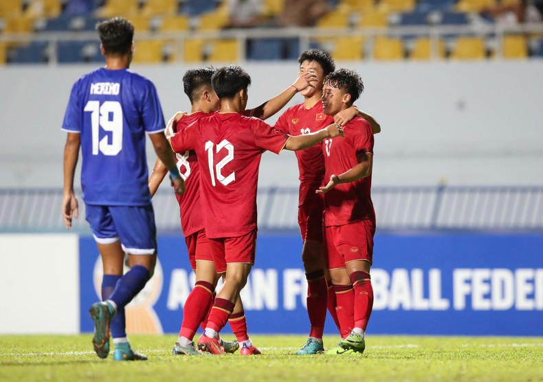 Vietnamese players celebrate after Nguyen Huu Tuan scores the only goal of the match.