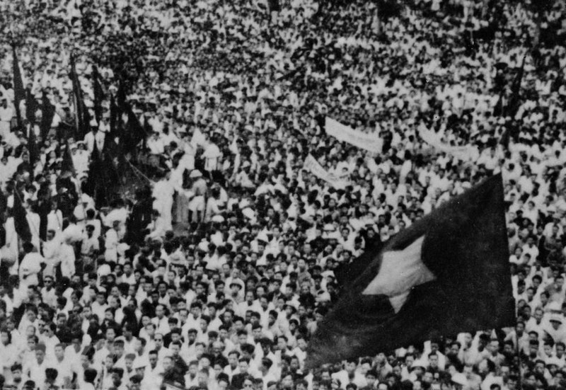 People gather in front of the Hanoi Opera House to celebrate the August Revolution. (Photo: VNA)