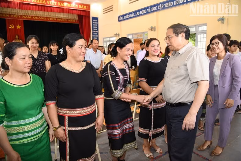 Prime Minister Pham Minh Chinh visits teachers and students of Tu Mo Rong Boarding School for Ethnic Minority Students (Photo: VNA)