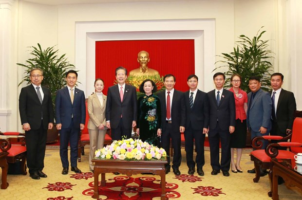 Permanent member of the CPV Central Committee’s Secretariat Truong Thi Mai (fifth from left), Chief Representative of the Komeito party Yamaguchi Natsuo (fourth from left), and other officials pose for a group photo at the meeting in Hanoi on August 22. (Photo: VNA)