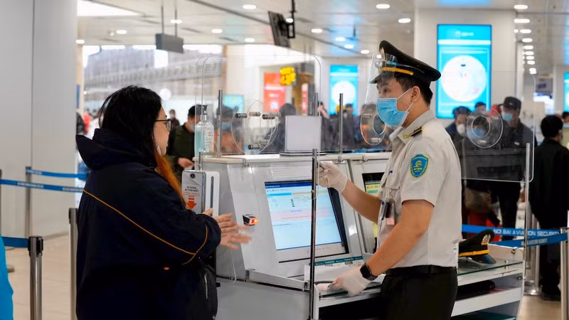 Security procedures at Noi Bai International Airport. (Photo: Ha Noi Moi)