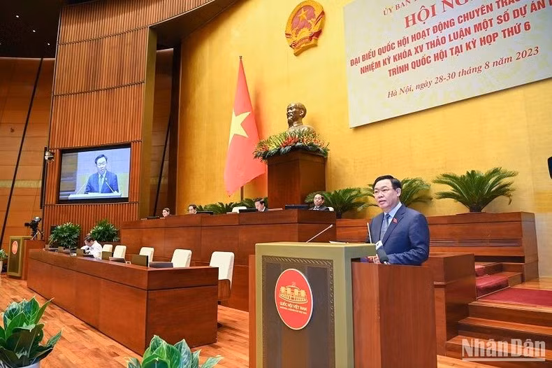 NA Chairman Vuong Dinh Hue speaks at the conference. (Photo: Duy Linh)