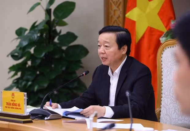 Deputy Prime Minister Tran Hong Ha speaks at the meeting on the progress of essential works in Long Thanh International Airport. (Photo: VNA)