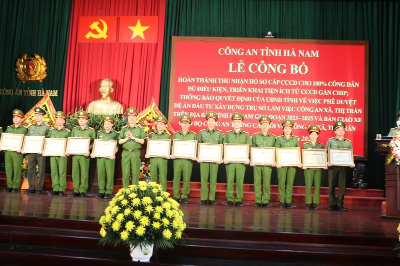 The ceremony to mark the completion of chip-mounted ID card issuance in Ha Nam Province.