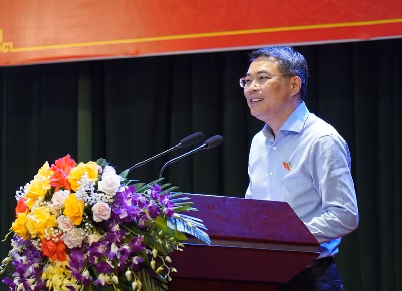 Chief of the Party Central Office Le Minh Hung speaks at the event.