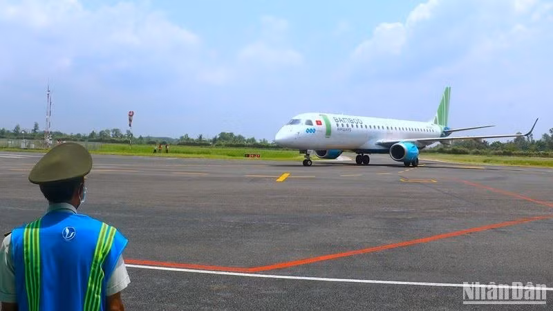 The Bamboo Airways aircraft at Ca Mau Airport.