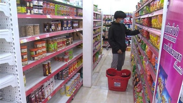 A consumer shops at a supermarket in Vientiane, Laos (Photo: VNA)