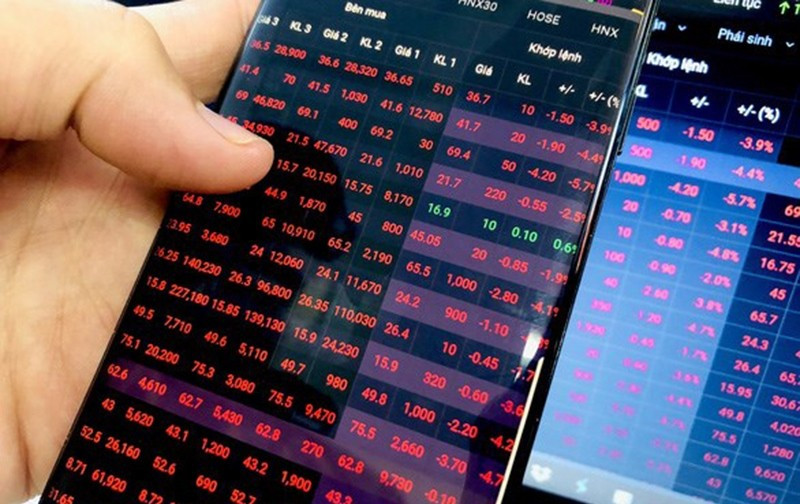 VN-Index loses 11 points as property stocks slide 