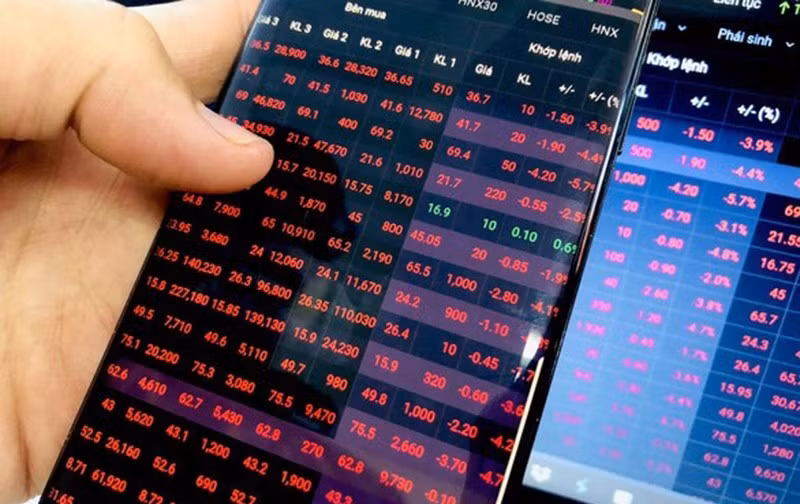 VN-Index loses 11 points as property stocks slide 