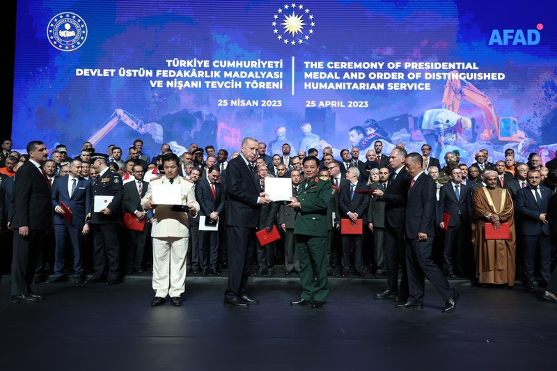 Turkish President Recep Tayyip Erdogan presents the order to a representative of the Vietnamese military rescue mission.