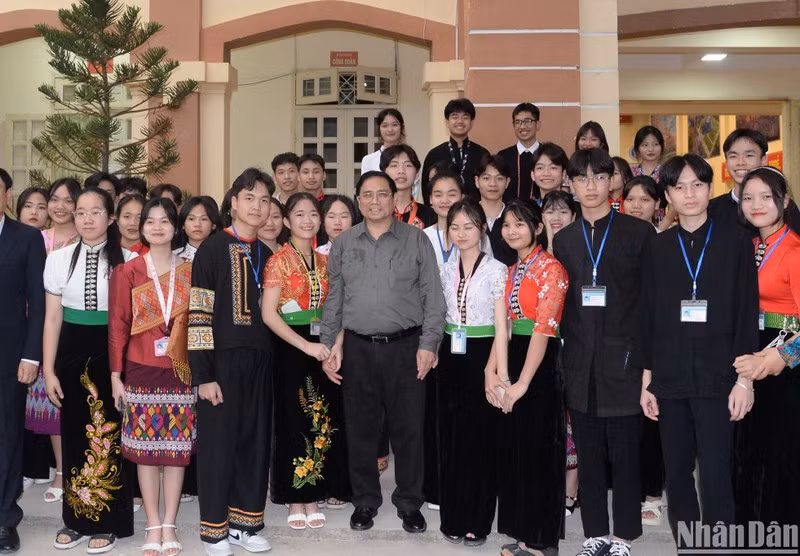 Prime Minister Pham Minh Chinh and Dien Bien Ethnic Boarding School's teachers and students. (Photo: NDO)