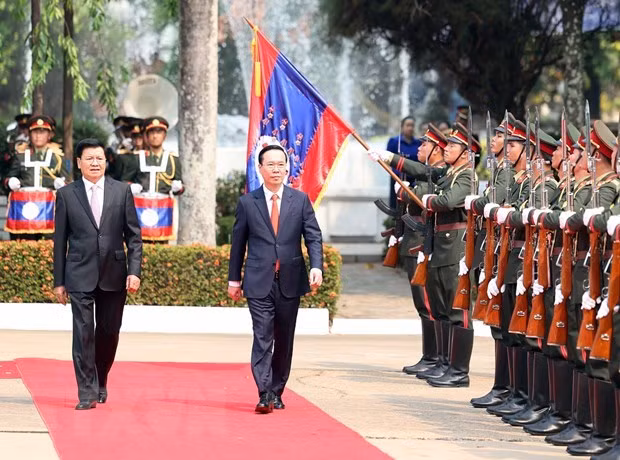 President Vo Van Thuong (R) and Party General Secretary and President of Laos Thongloun Sisoulith review the guard of honour (Photo: VNA) 