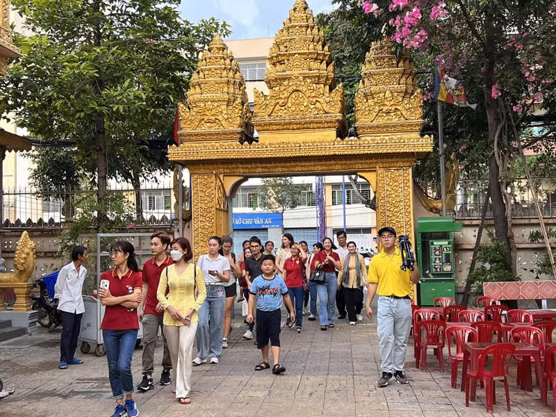 Visitors at a stop on the walking route.