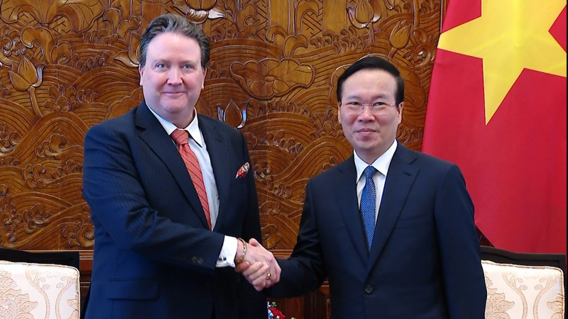 President Vo Van Thuong (R) hosts US Ambassador to Vietnam Marc E. Knapper in Hanoi on June 5 (Photo: Hong Quan)