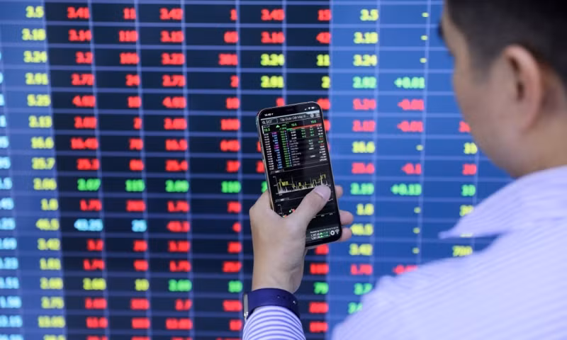 VN-Index edges closer to 1,100 points 