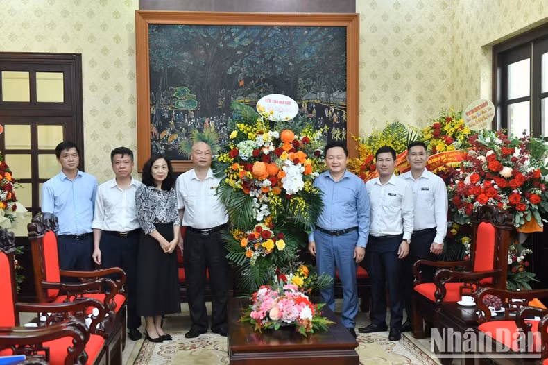 A delegation of the State Audit extends congratulations to Nhan Dan Newspaper.