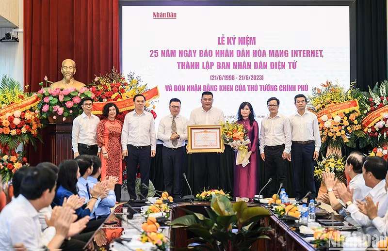 Nhan Dan Online receives the Prime Minister’s certificate of merit at a ceremony to celebrate its 25th founding anniversary.