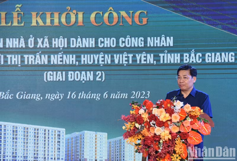 Bac Giang Party Secretary Duong Van Thai speaks at the event.