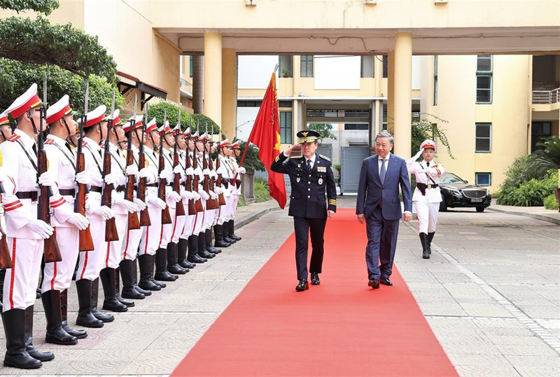 Minister of Public Security Gen. To Lam (R) and Commissioner General Yoon Hee-keun inspect the guard of honour. (Photo: MPS)
