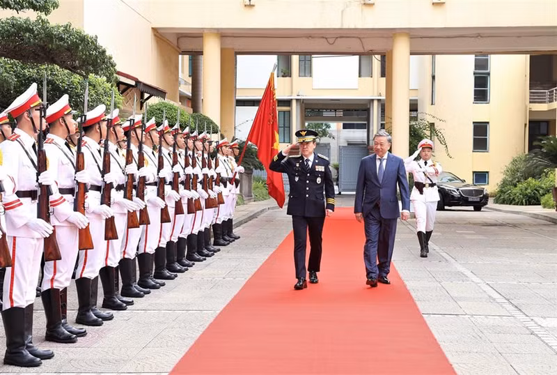 Minister of Public Security Gen. To Lam (R) and Commissioner General Yoon Hee-keun inspect the guard of honour. (Photo: MPS)