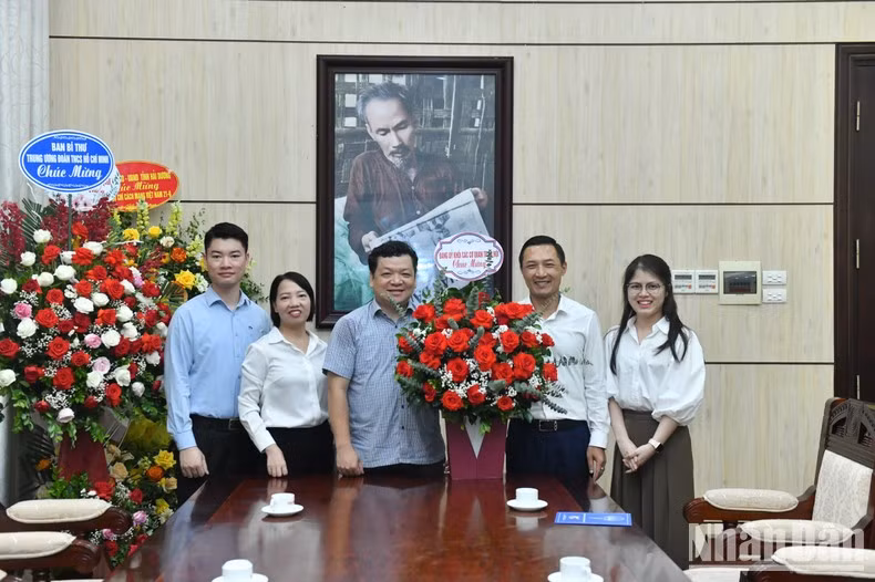 A delegation of the Party Committee of the Hanoi Agencies Bloc extends congratulations to Nhan Dan Newspaper.