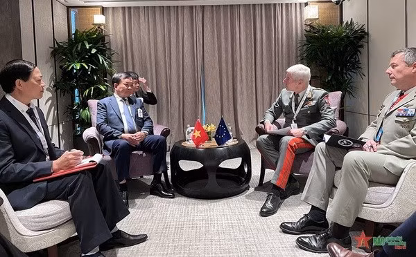 At the meeting between Deputy Minister of Defence Sen. Lieut. Gen. Hoang Xuan Chien (second, left) and General Robert Brieger, Chairman of the EU Military Committee. (Photo: qdnd.vn)
