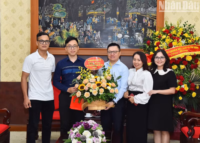 A delegation of the Vietnam Journalists Association’s Youth Union congratulated Nhan Dan Newspaper on the occasion of Vietnam Revolutionary Press Day.